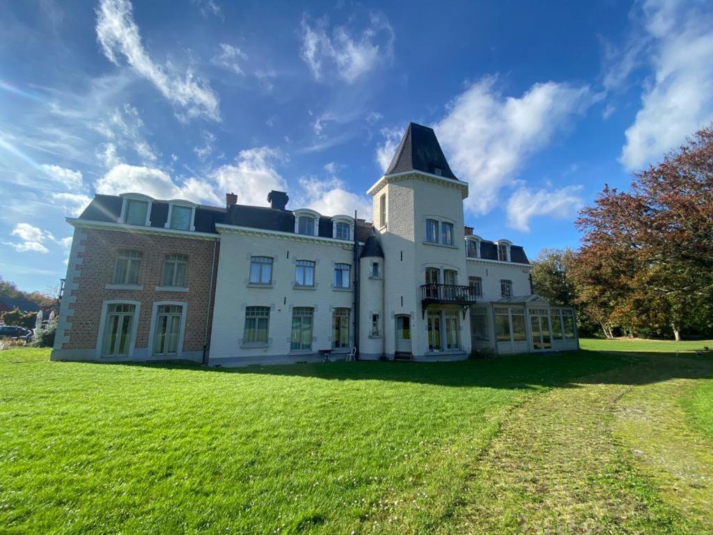 La Chambre Et Le Studio Du Chateau Du Golf De Bernalmont Lieja Exterior foto